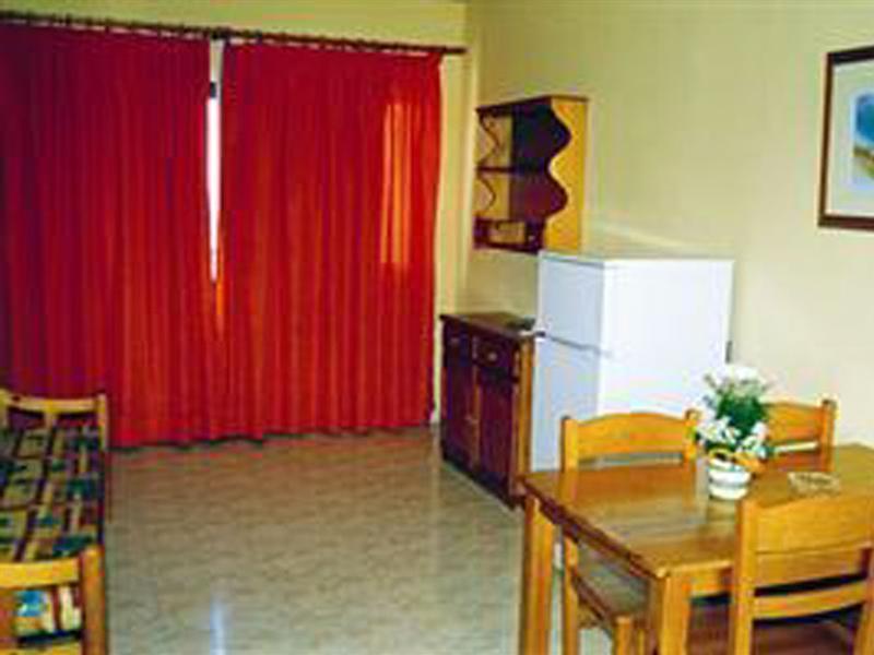 Apartamentos Moon Dreams Cabo De Banos Cala'N Blanes  Eksteriør billede